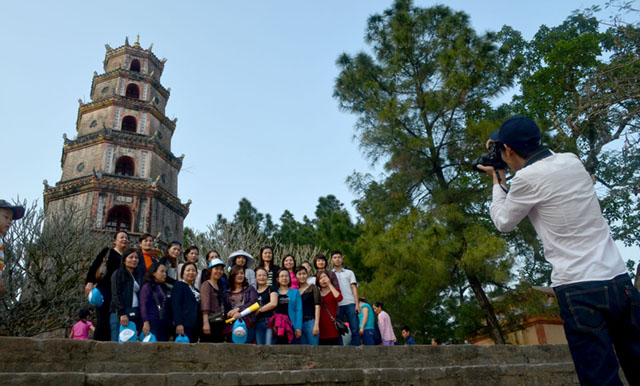Tourists pose for a photo in front of Thien Mu pagoda in Hue City, Vietnam. MindaNews photo by Lorie Ann Cascaro Tourists pose for a photo in front of Thien Mu pagoda in Hue City, Vietnam. MindaNews photo by Lorie Ann Cascaro