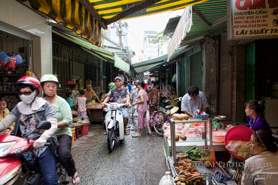Driving through narrow alley markets! Driving through narrow alley markets!