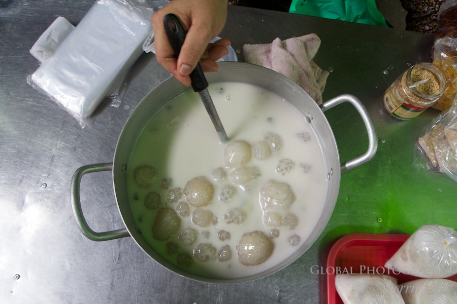 Delicious yummy che! A sweet ‘soup’ made from sticky rice balls and coconut milk – my favorite! Delicious yummy che! A sweet ‘soup’ made from sticky rice balls and coconut milk – my favorite!